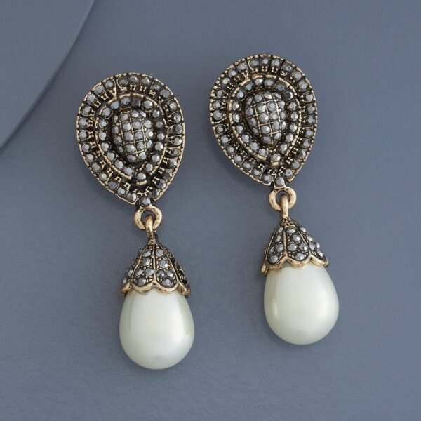 Luxury Pearl Drop Earrings – A Timeless Blend of Grace & Glamour