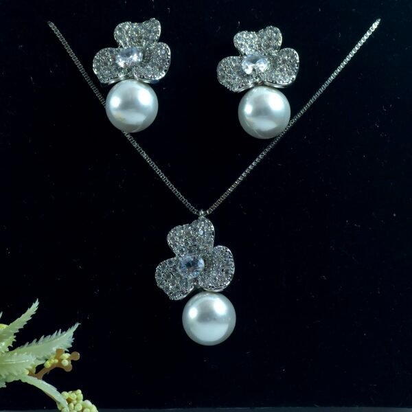 Timeless Floral Pearl Jewelry Set – Elegance in Every Detail