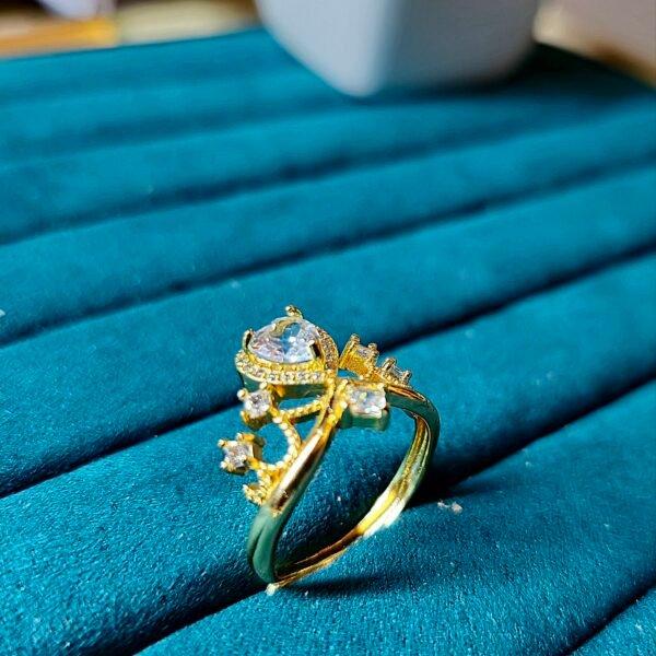 Gold-Plated Zircon Heart Ring – Elegant Sparkle, Timeless Love